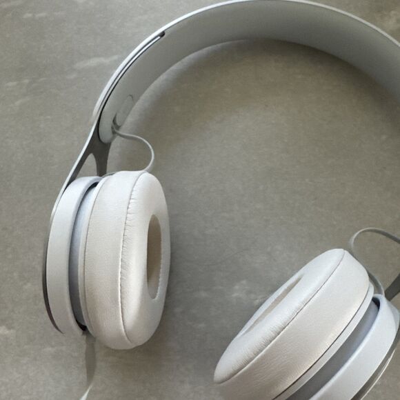 Beats by Dr. Dre EP ML9A2LL/A Headphones - White - Picture 4 of 9